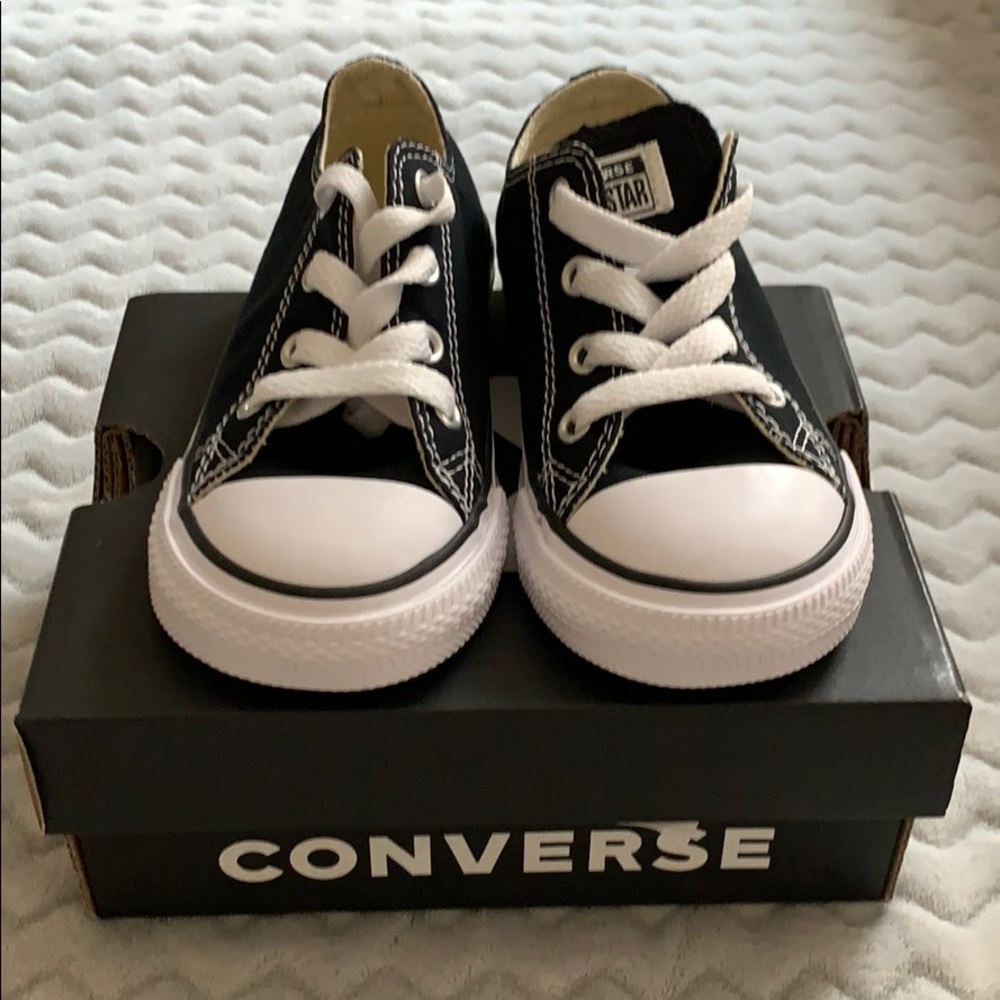 Converse Shoes ( new) size 7 toddler